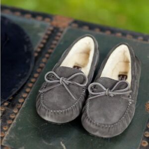 Gray Suede Moccasin Slippers, Unisex Women’s/8 Men’s 🩶